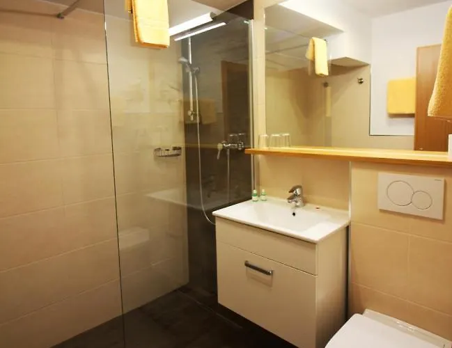 לינה וארוחת בוקר St.leonhard 3*