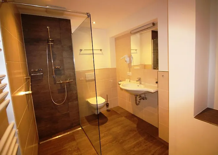 לינה וארוחת בוקר St.leonhard